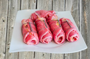 bir plaka üzerinde ham sığır nağmeleme