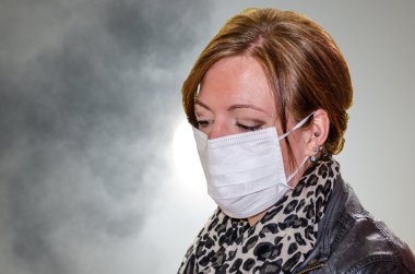 vrouw met bescherming tegen rook inademen