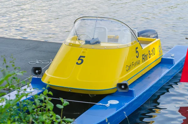 Pequeño catamarán a motor — Foto de Stock