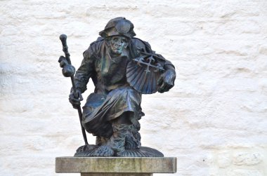 Figur mit Jakobsmuschel - Figure with scallop