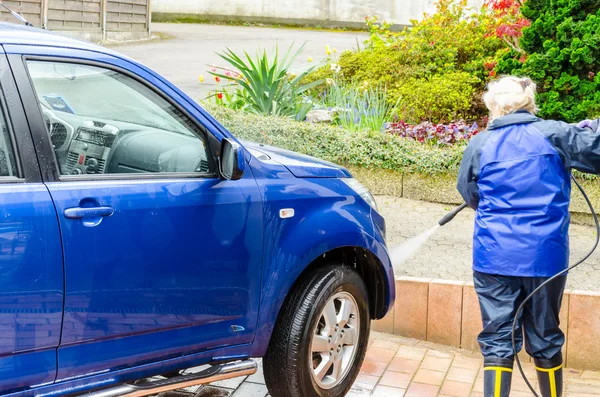 Car Cleaning an SUV Daihatsu Terios — Stock Photo, Image