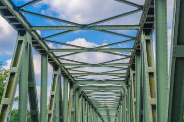 Perçinli çelik köprü