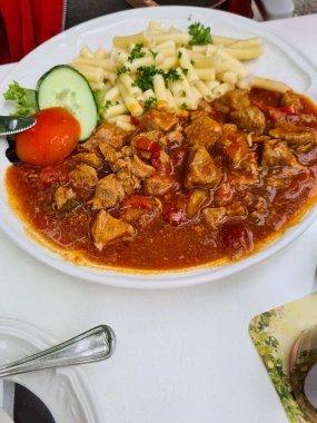 Lezzetli doldurulmuş sığır eti parçaları ya da fussili makarna ile servis edilen sığır stroganoff. Yukarıdan görüntüle.