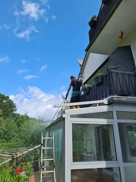 Man Power Wäscht Wintergartendach Und Fenster — Stockfoto