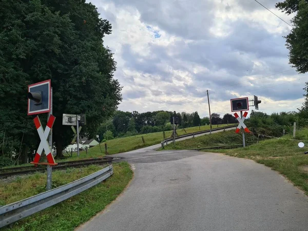 不受限制地穿过Andreaskreuz与乡间公路 — 图库照片