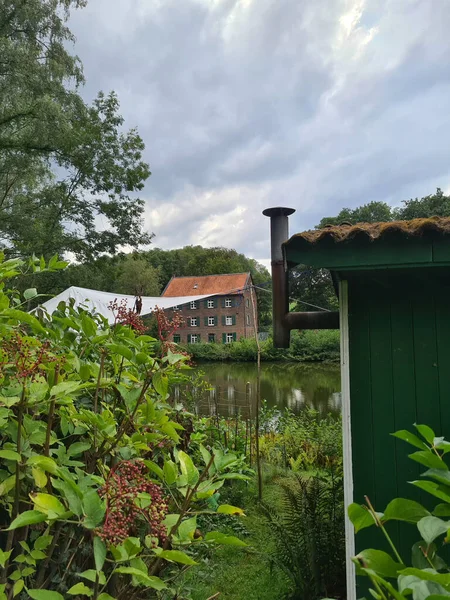 Rotes Backsteinhaus Grünen Der Nähe Des Sees Mit Spiegelreflexion Wasser — Stockfoto