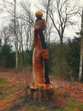 Ağaçtan toplanmış fındıklı bir figür sincap mavi gökyüzünün arka planında bir ağaç kütüğünde. 
