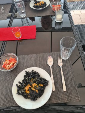 Kaplan karidesli ve sebzeli erişte.