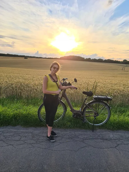 Dışarıda bisiklete binen mutlu genç kadın. Sağlıklı Yaşam Tarzı