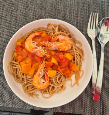 Karides ve domatesli spagetti.