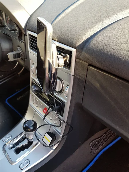 Smartfon Ekranem Desce Rozdzielczej Samochodu Punktowego — Zdjęcie stockowe