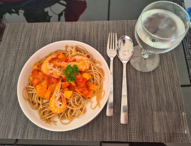 Karides ve domatesli spagetti.