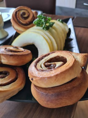 Pastalar, tatlı tatlı ve yemek odasında süslü meyveler.