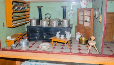 Alte Puppenstube. Hausquerschnitt, Blick auf Schlafzimmer, Wohnzimmer ve Flur,