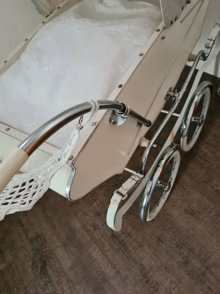Vintage Polvoriento Dañado Baby Carriage — Foto de Stock