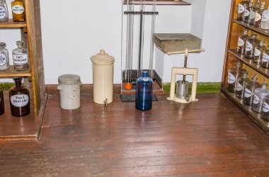 Eski bir eczane manzarası