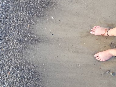 Durup beklerken, bir dalga geliyor. kopyalama alanı. üstten aşağı görünüm. 