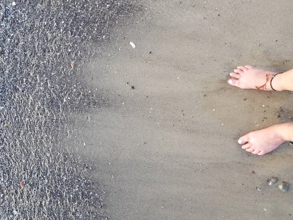 Durup beklerken, bir dalga geliyor. kopyalama alanı. üstten aşağı görünüm. 