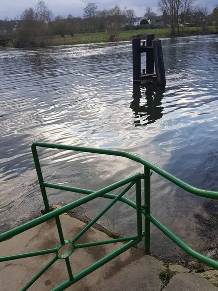 Inundación Río Con Muelle Hormigón — Foto de Stock