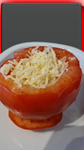 从烤箱里塞满米饭和奶酪的西红柿 — 图库照片