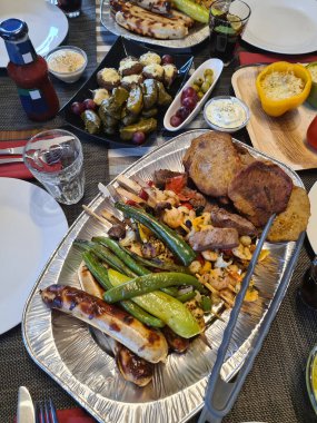 Izgara sebzeli biftek ve servis masasında baharat.