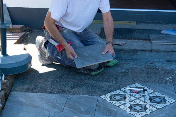 Colocación Baldosas Cerámica Hombre Manos Primer Plano —  Fotos de Stock