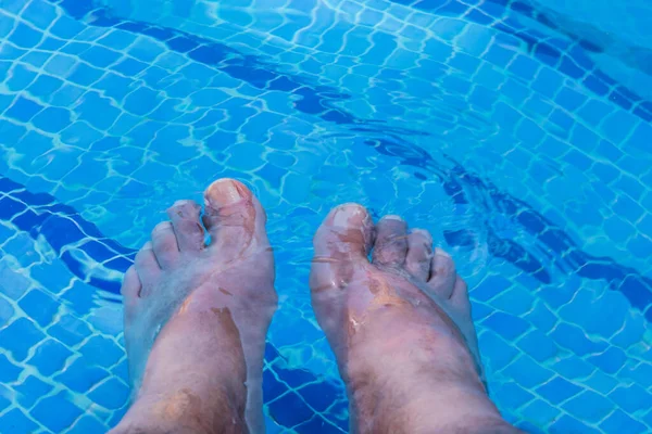Entspannter Tag Mit Füßen Wasser — Stockfoto