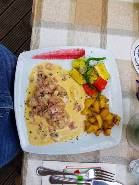 Kızarmış patates ve soslu şnitzel. 