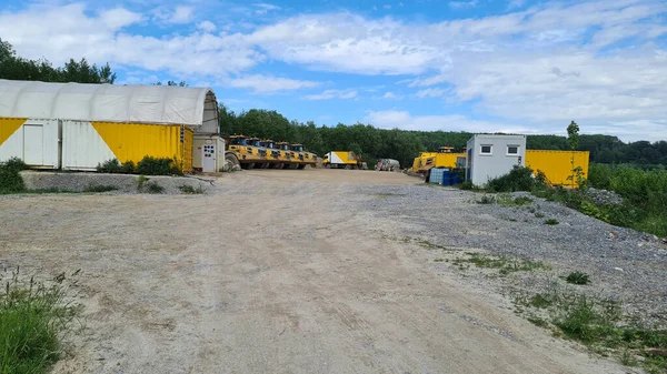 Kömür madeninde büyük bir taş ocağı kamyonu. Ceset kamyonlarına kömür yüklüyorlar. Minerallerin taşınması için maden ekipmanları. 