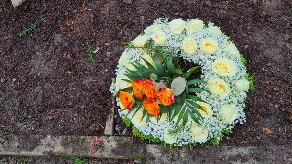 装飾や墓の装飾としての花の配置や花の花輪 — ストック写真