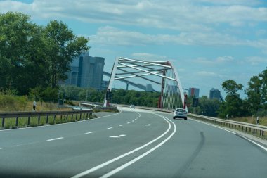Bernburg yakınlarındaki Saale nehri üzerindeki otoban köprüsü Auenbruecke 