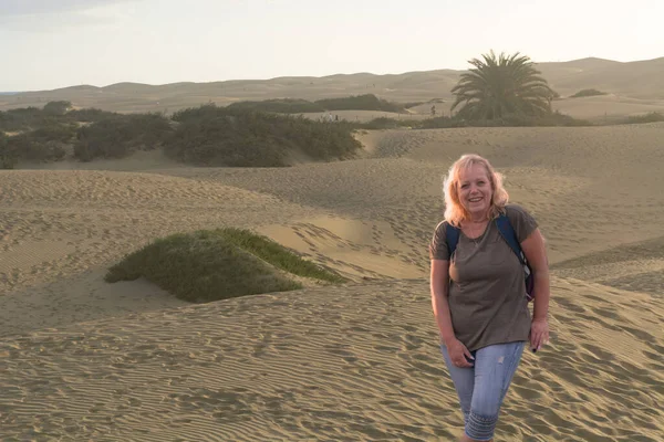 Frau Wandert Durch Sanddünen — Stockfoto