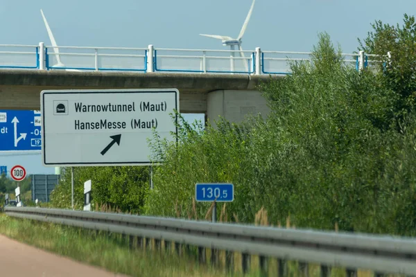 Autobahnschild Deutschland Bildunterschrift Stadt Benennt Warnowtunnel — Stockfoto