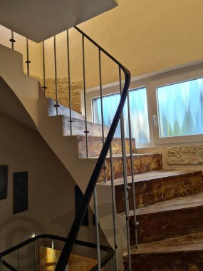 Merdivenleri onar, kiremitlerle yeniden inşa et, şıngırdat, yatır