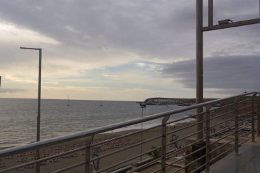 İspanya 'nın Gran Kanaryası' ndaki sahil yolu GC 200. Bu yol Gran Canaria 'nın güzel batı kıyısı boyunca esiyor ve gürleyen denizin nefes kesen manzarasını sunuyor.