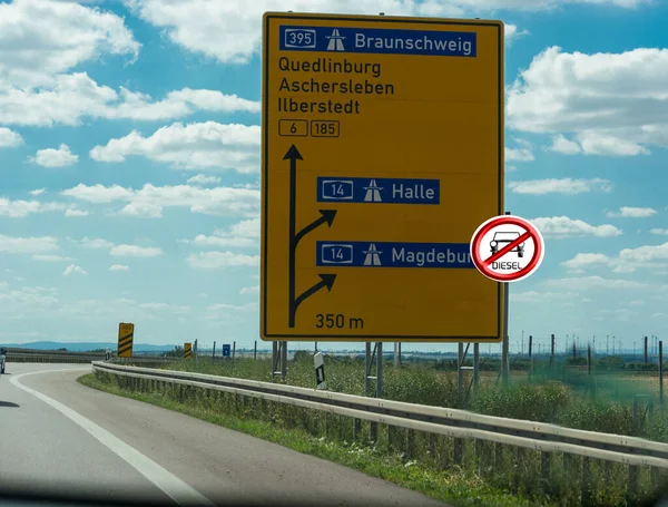 마그데부르크 퀴들링부르크 브라운슈바이크로 독일의 표지판 — 스톡 사진