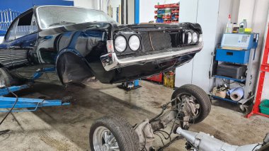 Araba atölyesi, siyah klasik araba kaldırma platformunda