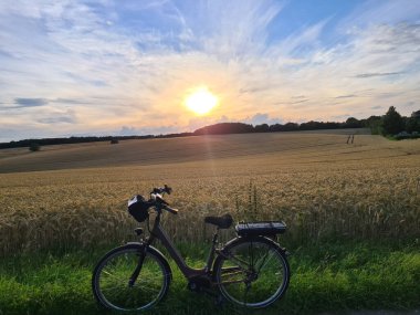 Bisikletli altın buğday tarlasında gün batımı