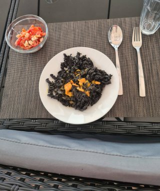 Kaplan karidesli ve sebzeli erişte.