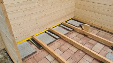 Ağaç gövdelerinden yapılmış bahçe kulübesi. 