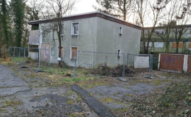 Eski terk edilmiş Kayıp Yer. Mülteciler için bir konteyner konutu. 