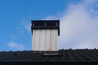 Yığın. Bulutlu mavi gökyüzü. Metin için alanı kopyala.