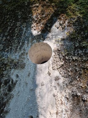 Bodrumdaki beton duvarı delmeyi bitirdim.