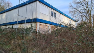 Eski terk edilmiş Kayıp Yer. Mülteciler için bir konteyner konutu. 