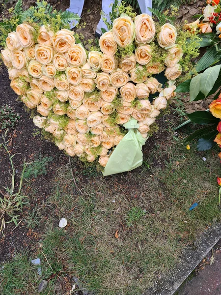 Arrangement Fleurs Forme Coeur Pour Les Funérailles Saint Valentin Mariage — Photo