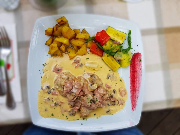 Stekt Potatis Och Schnitzel Med Sås — Stockfoto