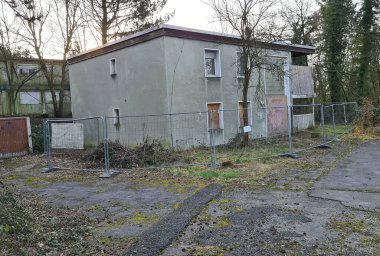 Eski terk edilmiş Kayıp Yer. Mülteciler için bir konteyner konutu. 