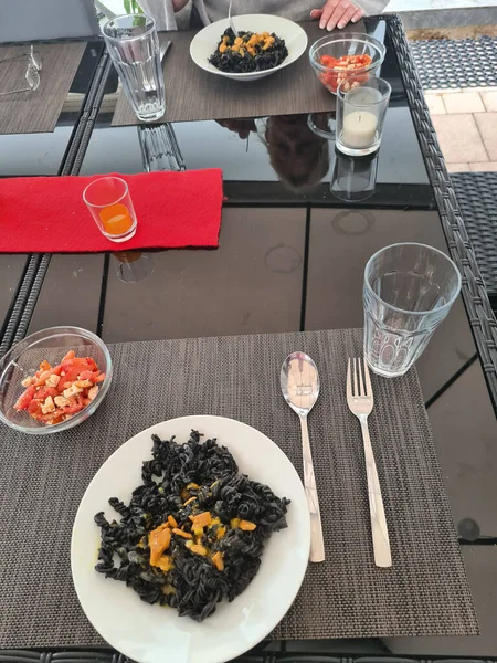 Kaplan karidesli ve sebzeli erişte.