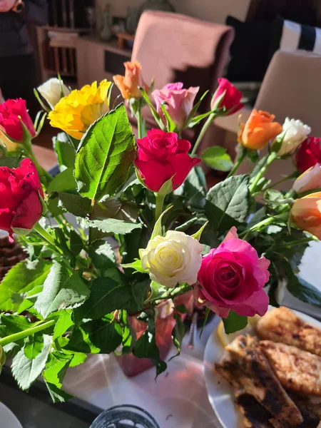 Een Boeket Rozen Een Vaas Een Nachtkastje — Stockfoto