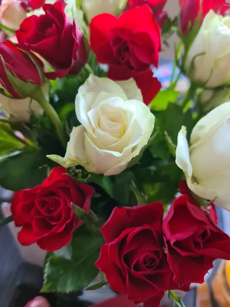 花の店で赤いバラで作られた高級花束バレンタイン赤いバラの花束 — ストック写真